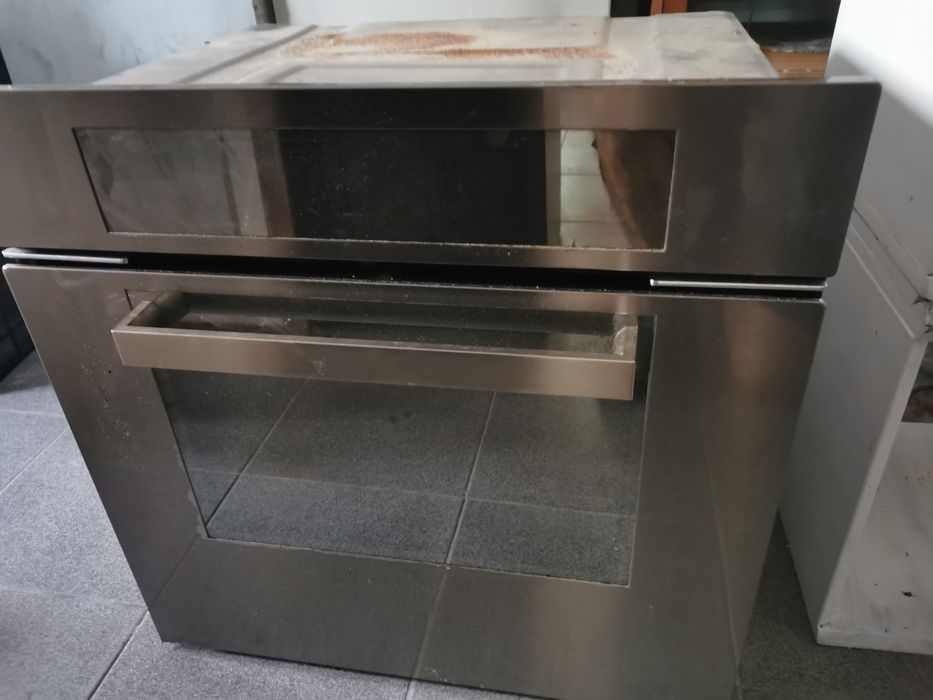 Forno eléctrico em óptimo estado.