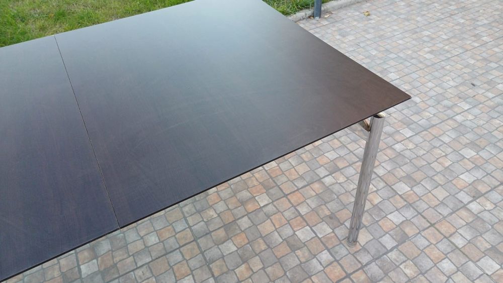 Mesa extensível com pés cromados em bom estado
