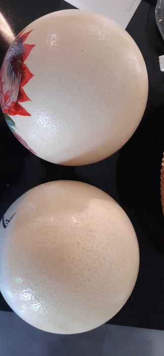 Artesanato antigo ovo de avestruz vazios e pintados à mão