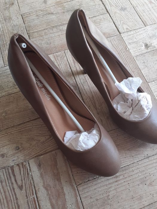 Sapatos em pele novos