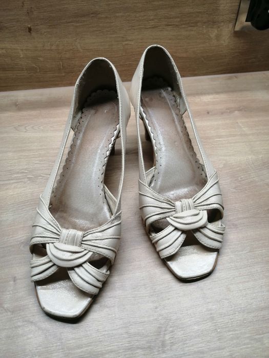 Buty na obcasie beżowe 39,dł wkładki 25cm