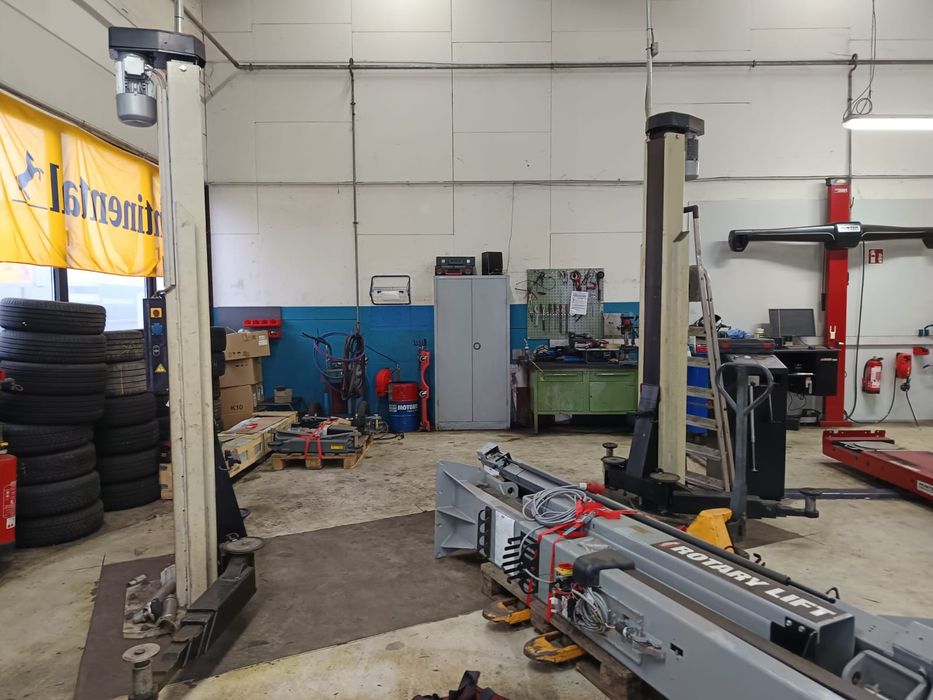 Podnośnik dwukolumnowy dwusilnikowy łapowy śrubowy  Consul 5,5tony