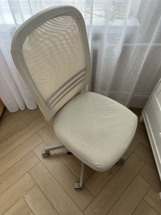 Beżowe krzesło obrotowe biurowe IKEA FLINTAN