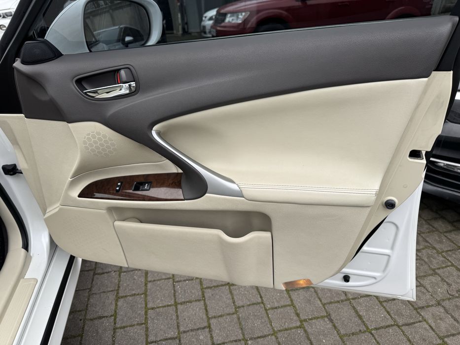 Lexus IS 2011рік пробіг 180 тис!