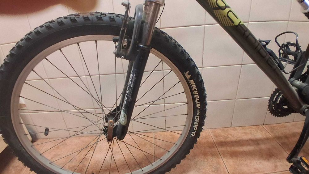 Bicicleta de montanha Rockrider com suspensão total