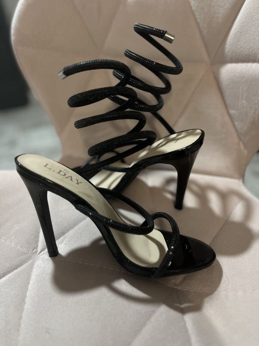 czarne blyszczace szpilki