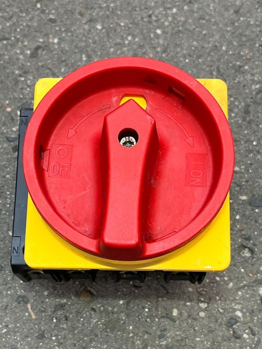 Włącznik główny trzyfazowy 63A