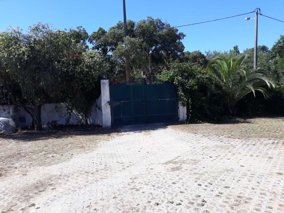 ARRENDA-SE CASA de habitação para Famílias ou Empresas