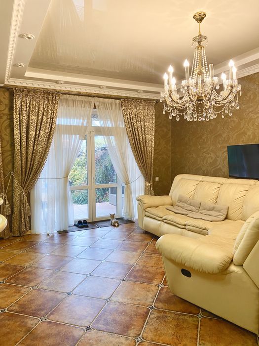 Неймовірний , великий таун хаус з гаражем.