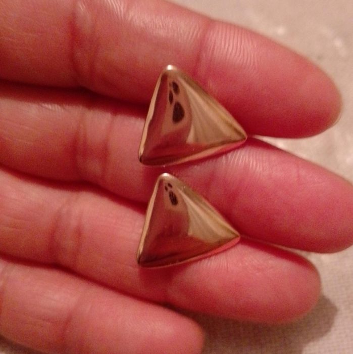 Продам золотые серьги треугольники