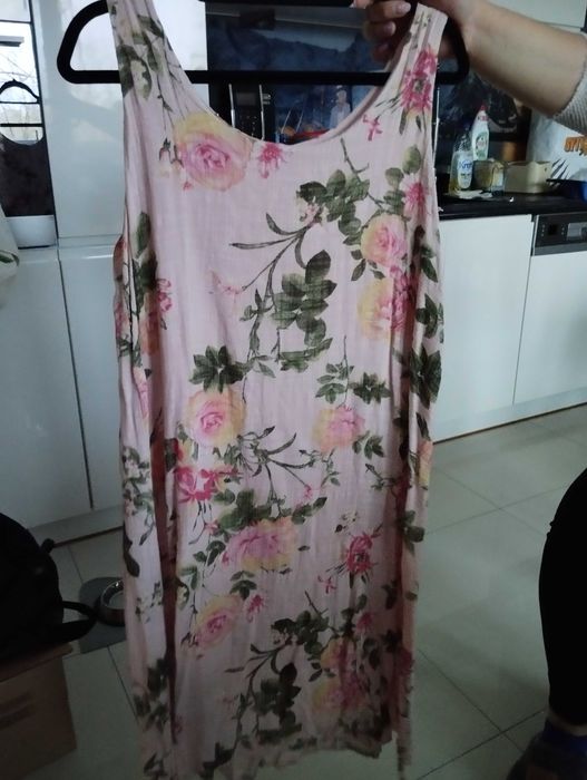 Sukienka na szerokich ramiączkach