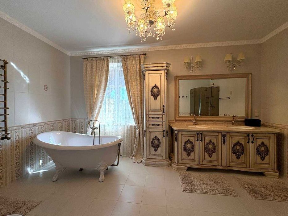 Продаж будинку 355 м² та 21 сот. землі у с. Конопниця