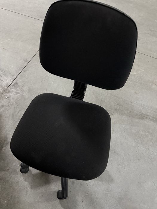 Cadeira de escritório preta em boas condições