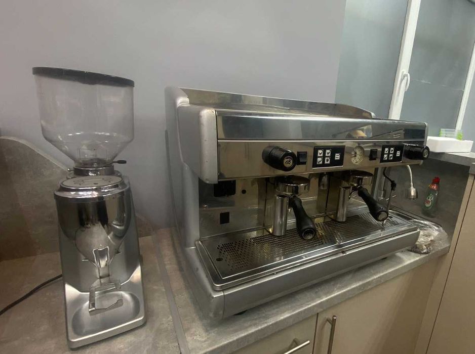 Кофемашина Wega Espresso 2GR. Професійна кавомашина.