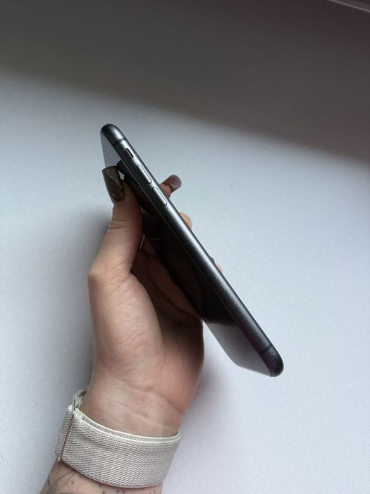 Smartfon APPLE iPhone 11 64 GB Czarny