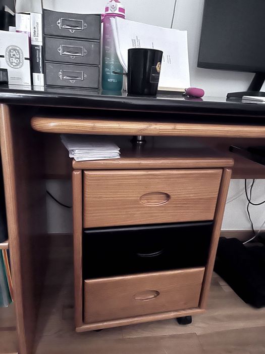 Secretária espaçosa em madeira maciça