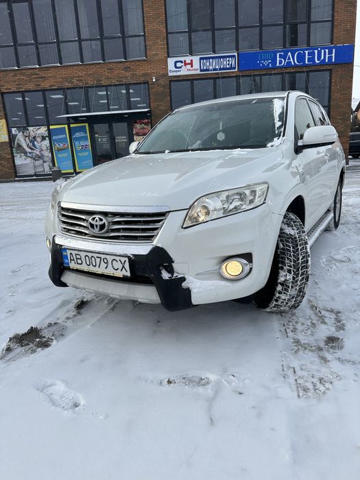 Продам Тойота РАВ 4 на індивідуальні комплектації: безконтактний та без ключовий доступ , пороги , підігрів лобового скла , кнопка старт стоп , авто без пошкоджень в рідні фарбі , вкладень не потребує