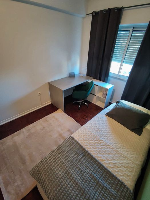 Quarto mobilado em apartamento no centro de Almada– Despesas Incluídas