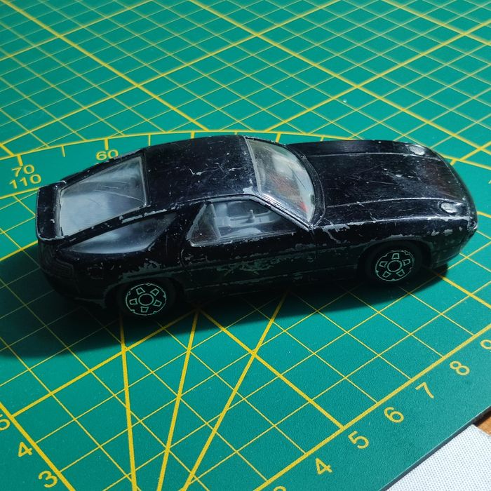 Model Bburago Porsche 928 S4