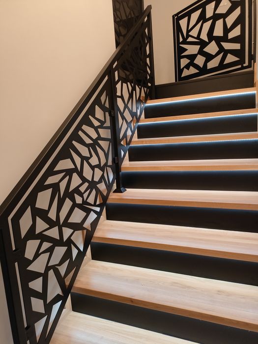 Schody, stopnie na beton, konstrukcji stalowej, półkowe