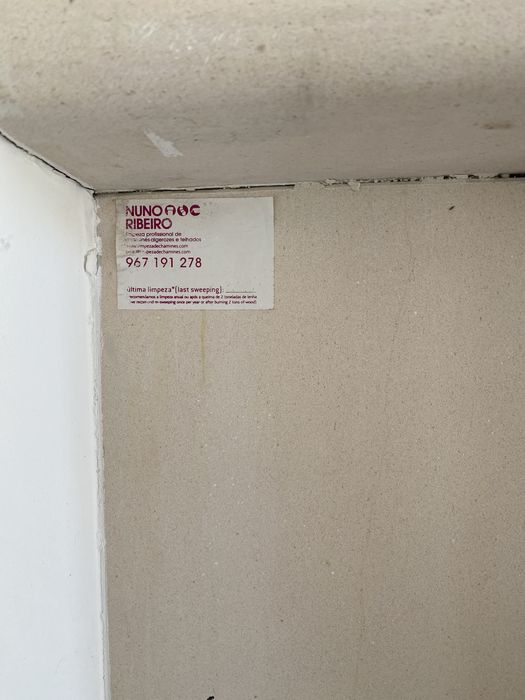 Estrutura de lareira aberta em pedra