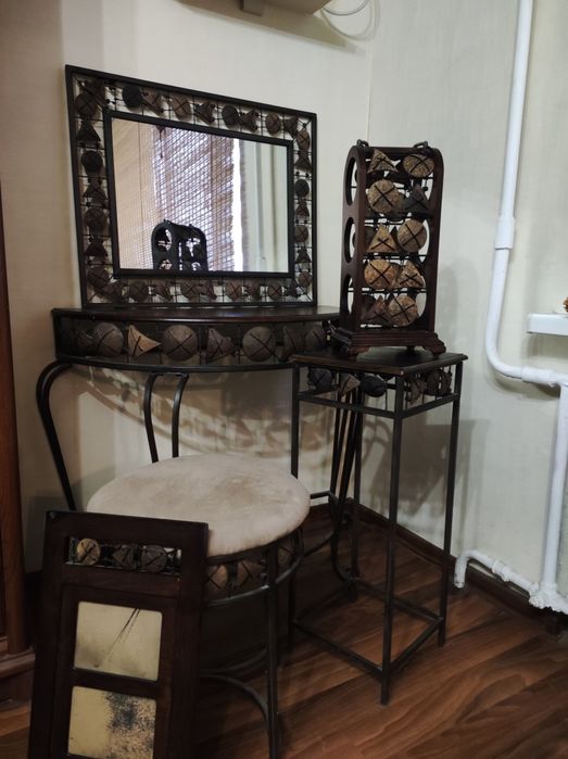 Мебель для спальни, столик, пуф, зеркало, подставка для цветов .