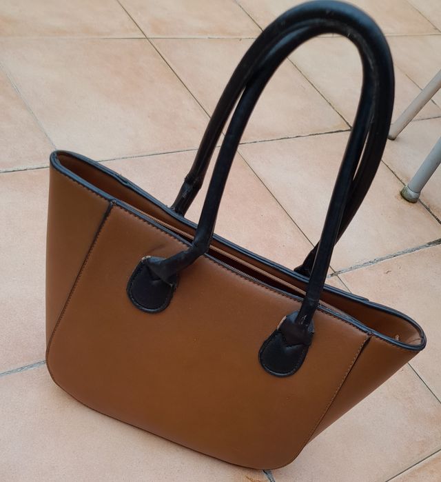 Mala senhora,  cor castanho e preto.