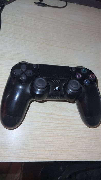 Ps4 1TB konsola +pad