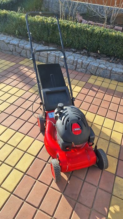 Газонокосарка  бензинова.