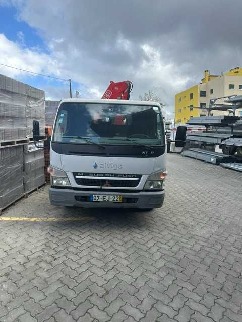 Carrinha Mitsubishi Canter pesada com báscula tribasculante e grua