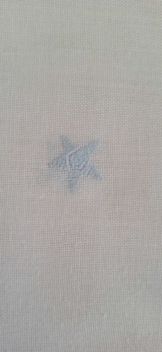 Cortinado bébé branco com estrelas azuis