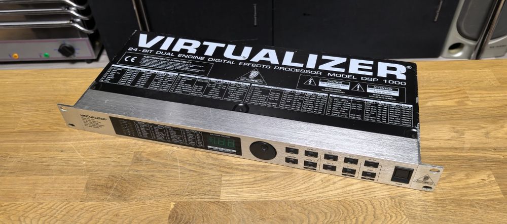 Процесор ефектів Behringer DSP1000