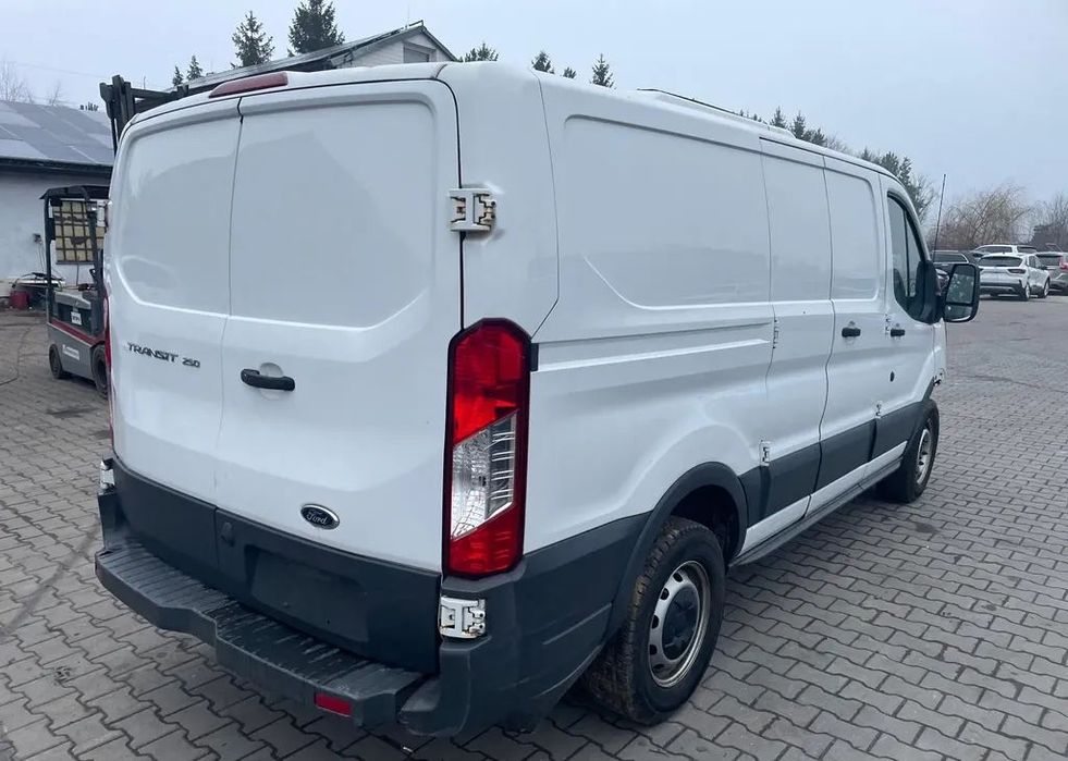 Ford transit T-250  T-250 chłodnia benzyna automat     W Polsce    faktura VAT