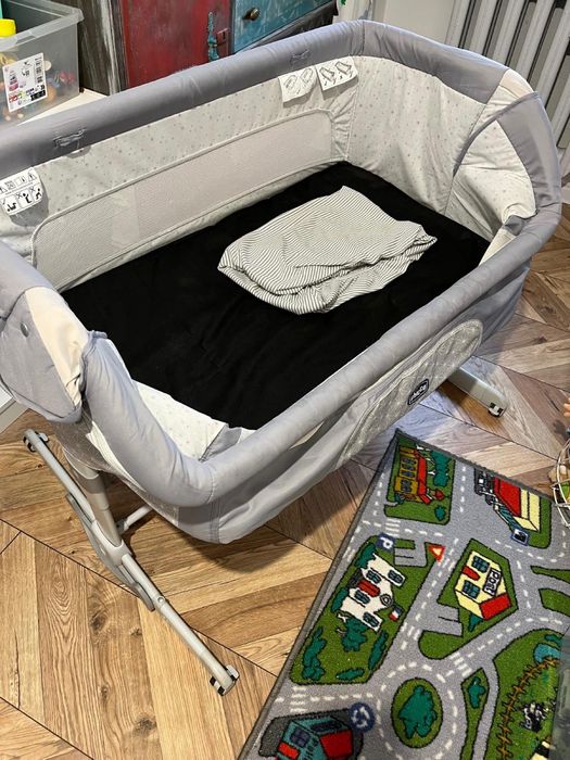 Dostawka Chicco next to me