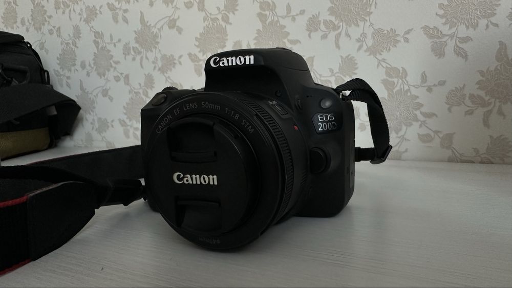 Дзеркальний фотоапарат Canon eos 200d