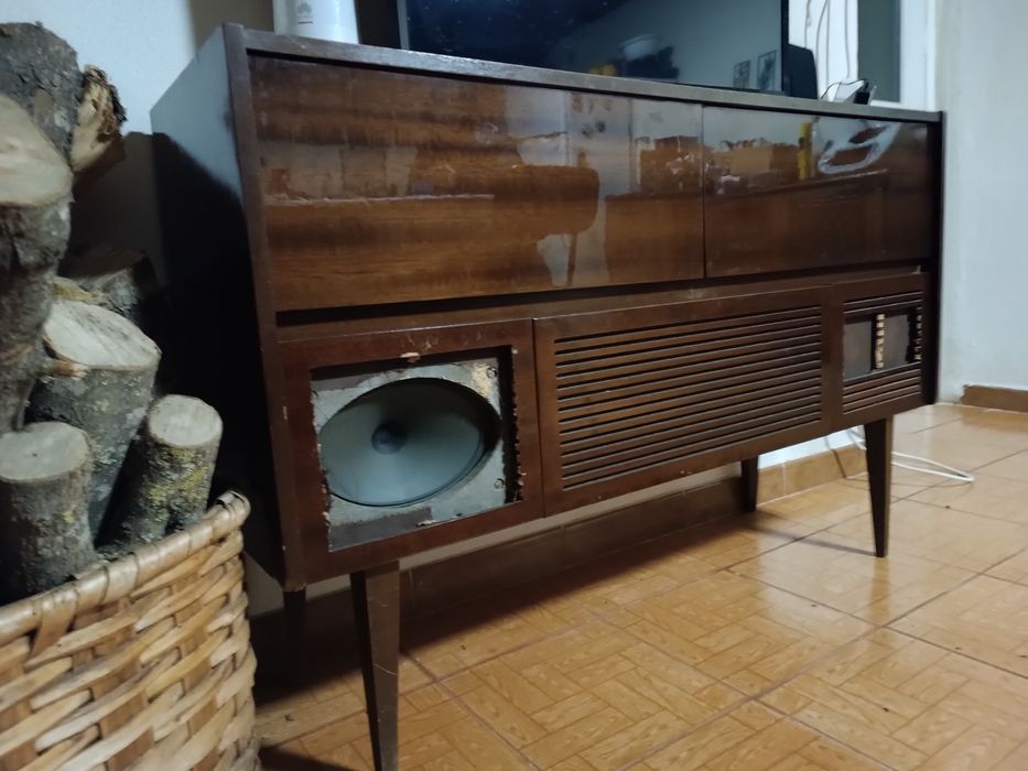 Móvel antigo com giradiscos e rádio