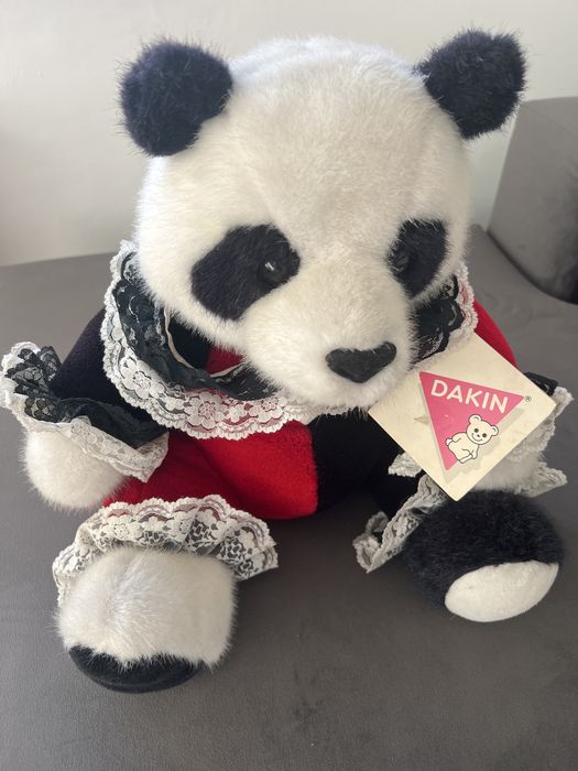 Maskotka pandy ubrana w czerwono czarny strój