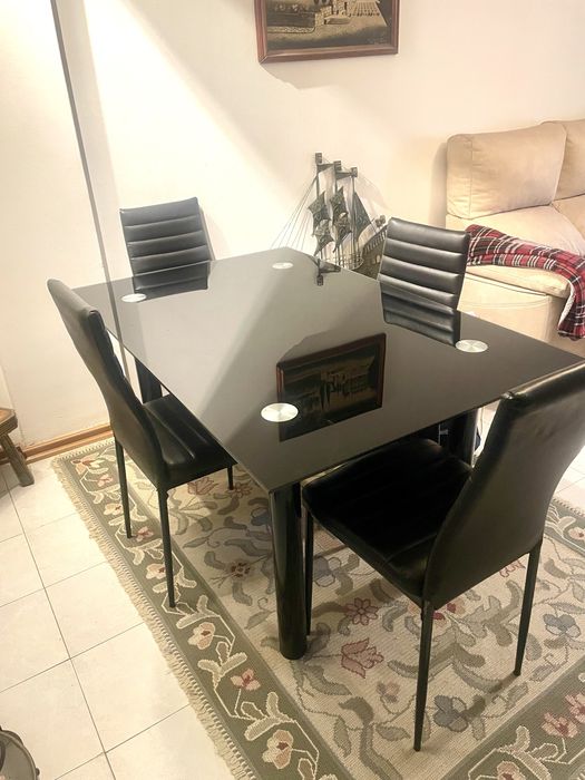 MESA DE JANTAR + 2 caseira pele