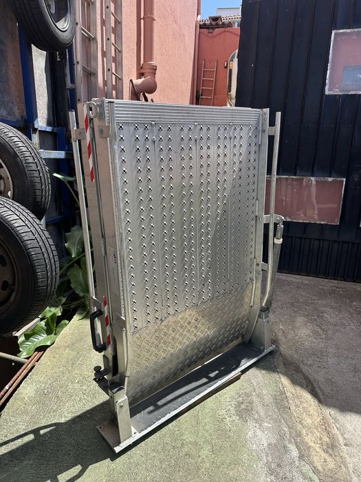 Plataforma Elevatória Basculante para Carrinha