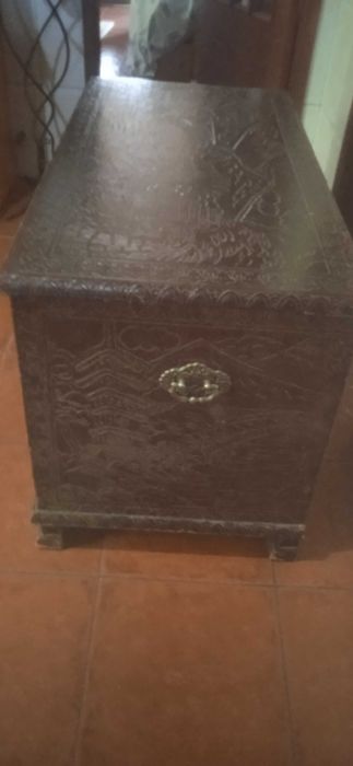 Mala de cânfora trabalhada com relevos de Macau