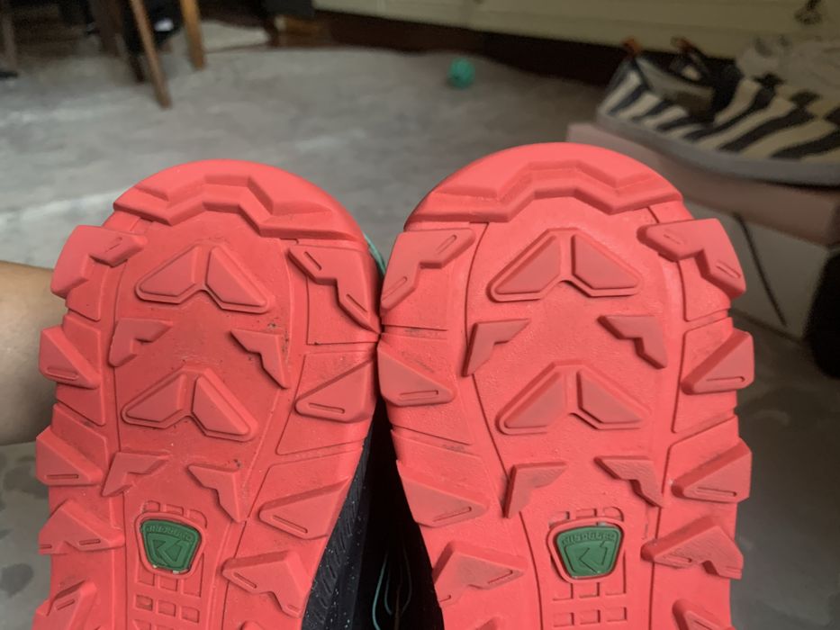 Стан новий.  женские кроссовки Karrimor Tempo 8 Trail Running Shoes в расцветке Black/Pink (черный с розовым и бирюзовыми элементами шнуровки