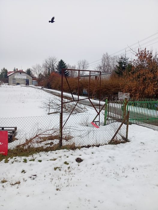 Do wynajęcia budynek  wraz z placem utwardzonym.