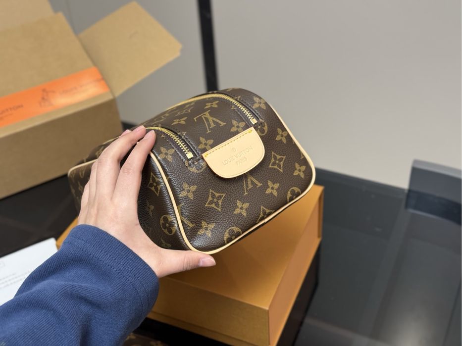 косметичка Louis Vuitton