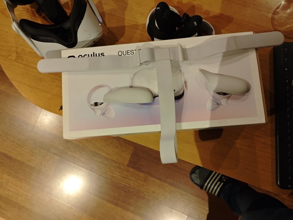 Oculus quest 2 128gb plus kiwi strap