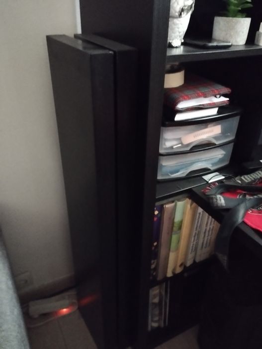 Secretaria em preto do IKEA em bom estado,com cadeira e 2 prateleiras