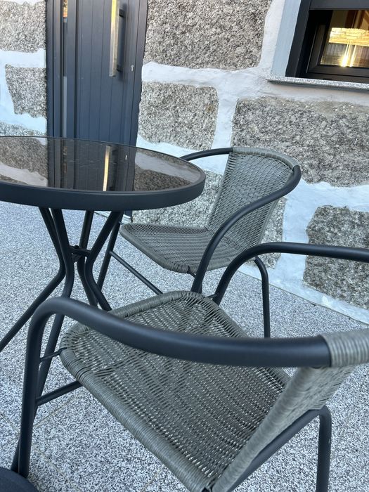 Guarda sol com mesa e cadeira