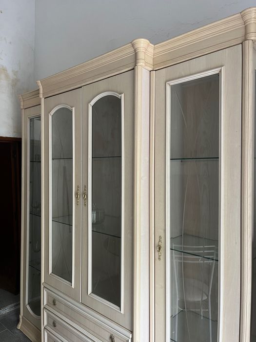 Cristaleira italiana com gavetas