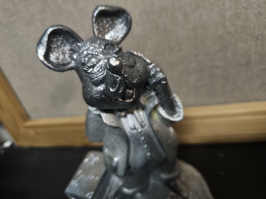 Estátua de rato prateado 
Estátua decorativa com a figura de um rato v