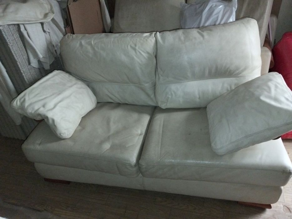 Três sofás em pele