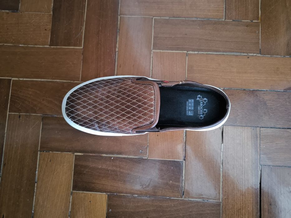 Tênis em pele boa qualidade